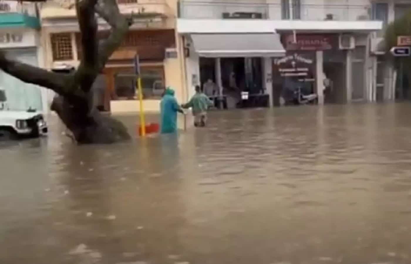 Βροχοπτώσεις και χαλαζοπτώσεις πλήττουν από το πρωί τον δήμο Αλμωπίας στην Πέλλα και ο δήμαρχος Χρήστος Μπάτσης συγκάλεσε το