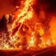 Η φωτιά που ξέσπασε στη Σαρωνίδα, στο Λουτράκι και στα Δερβενοχώρια ήταν μια τραγωδία. Καίγονται σπίτια, περιουσίες και απειλούνται ζωές.